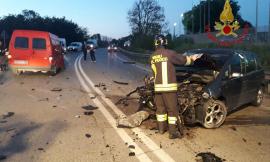 Civitanova, frontale tra auto e furgone lungo la Statale Adriatica (FOTO)