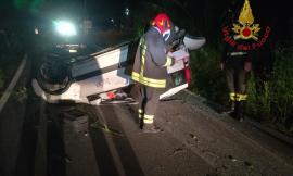 Macerata, auto si ribalta in Contrada Fontescodella: intervengono i Vigili del Fuoco