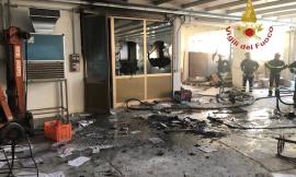 Montecosaro, bravata in una fabbrica dismessa: innescato incendio (FOTO)