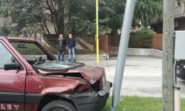 Tolentino, finisce con l'auto contro un palo della luce: donna trasportata al Pronto Soccorso