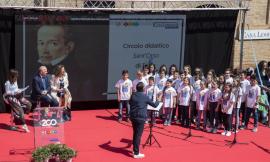 Recanati, flash mob con migliaia di studenti per i duecento anni de “L’Infinito”