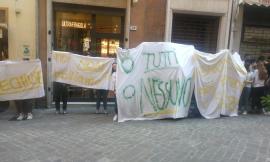 Sfratto del "Galilei", gli studenti in protesta davanti alla sede del Palazzo della Provincia (FOTO)