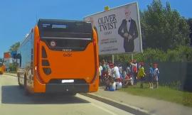 Civitanova, una pietra colpisce il vetro di un autobus: feriti 3 bambini di una scolaresca