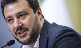 Civitanova, fumogeno al gazebo della Lega, Salvini: "Delinquenti! Noi andiamo avanti"