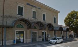 Macerata, spacciatore scende dal treno e viene bloccato: droga nascosta in bocca e in un calzino