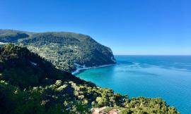 Numana, paura in spiaggia: cede la falesia