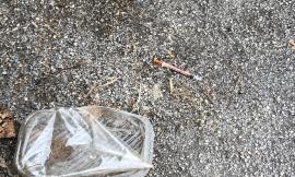 Siringhe, rifiuti, sporcizia e parcheggi selvaggi: la segnalazione di un cittadino di Civitanova (FOTO)