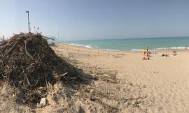 Porto Recanati, stagione aperta e spiagge con cumuli di sporcizia a Scossicci: le testimonianze - FOTO