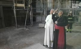 Papa Francesco in visita nella zona rossa di Camerino e nella Chiesa di Santa Maria in Via (FOTO E VIDEO)