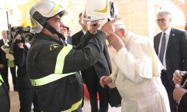 Il Papa a Camerino con i Vigili del Fuoco (FOTO)