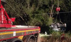 Fiastra, si sfrena l'auto e finisce sul bordo della vasca di un depuratore: pronto intervento