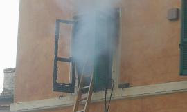 Macerata, incendio in una casa in centro: evacuata la famiglia -FOTO