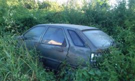 Auto abbandonata lungo il fiume Potenza: "È lì da due anni" (FOTO)