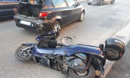 Morrovalle, scooter contro auto in via Michelangelo: due persone in ospedale (FOTO)