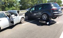 Terribile incidente in superstrada: scooter finisce sotto auto (FOTO)