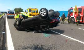 Civitanova, auto si ribalta in autostrada: traffico in tilt (FOTO)