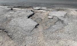 Buche e dissesti stradali in via Fausti Bonifazio a Corridonia, i cittadini: "Intervenire prima possibile"