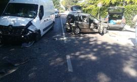 Macerata, scontro tra furgone e auto genera carambola che coinvolge più vetture: arriva l'eliambulanza (FOTO e VIDEO)