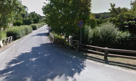 Auto contro scooter all'ingresso dell'Abbadia di Fiastra: una persona al Pronto Soccorso