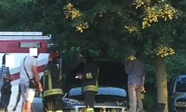Macerata, fumo dal cofano di un'auto ai Parcheggi Garibaldi (FOTO)