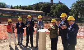 Sarnano, inaugurato il cantiere della nuova scuola "Leopardi". Crimi: "Corrette le istanze dei tecnici"