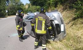 Treia, auto si ribalta: donna estratta dall'abitacolo dai Vigili del Fuoco (FOTO)