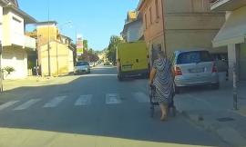Montecosaro, parcheggi selvaggi e pedoni costretti allo "slalom" (FOTO)