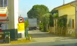Civitanova, infrazioni continue e pericolose in via Piane Chienti: la protesta di una residente