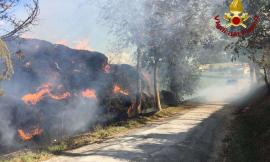 Camerino, vasto incendio in un fienile: Vigili del Fuoco in azione (FOTO)