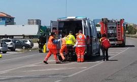 Porto Recanati, scontro fra auto e moto all'incrocio: centuaro soccorso in eliambulanza (FOTO)