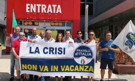"La crisi non va in vacanza": flash mob di Fratelli d'Italia al Mercatone Uno
