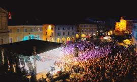 Irama conquista San Severino: oltre 7 mila persone in Piazza del Popolo (FOTO)