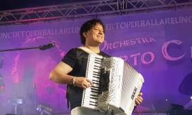 Piazza della Libertà gremita a Tolentino per il concerto di Roberto Carpineti (FOTO)
