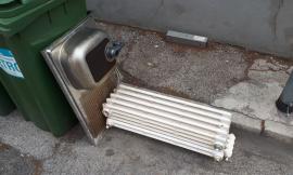 Civitanova, discariche a cielo aperto per le vie cittadine: abbandonati persino dei pesanti termosifoni (FOTO)