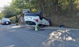 Montecosaro, auto si cappotta su una semicurva: 3 giovani al Pronto Soccorso (FOTO)