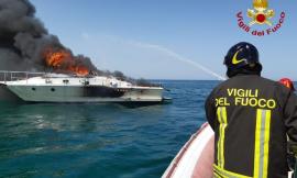 Imbarcazione in fiamme nel porto di Ancona: salve le cinque persone a bordo