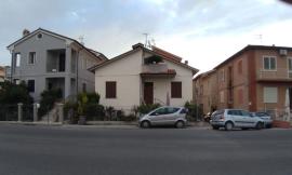 Finisce con l'auto contro una casa e un'auto in sosta, non si sottopone ai test: ritirata la patente