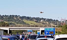 Tolentino, incidente in superstrada: interviene l'eliambulanza, due feriti in codice rosso (FOTO)