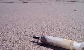 Civitanova, bambini in spiaggia trovano l'ennesima siringa tra la sabbia