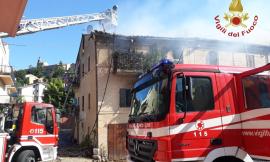 Recanati, in fiamme un appartamento a Castelnuovo: crolla il tetto (FOTO)