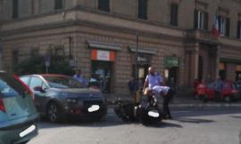 Macerata, auto contro scooter davanti allo Sferisterio: disagi alla circolazione