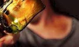 "Non mi aiuti a trovare un lavoro", spacca una bottiglia in testa all'amico: denunciato
