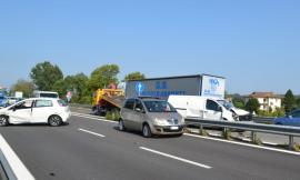 Invasione di corsia in superstrada: scontro tra auto e furgone, un ferito in ospedale (FOTO)