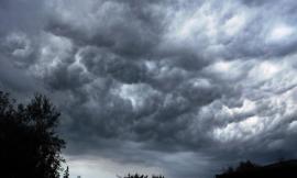 Temporali e temperature in discesa nelle Marche: allerta meteo della Protezione Civile