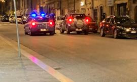 Macerata, auto imbocca Corso Cairoli contromano: la Polizia evita il peggio