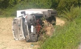 Tolentino, finisce fuori strada con il camion: conducente miracolato (FOTO)