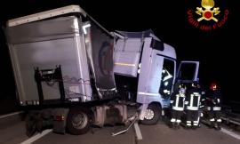 Tolentino, perde il controllo del tir e si schianta contro il guardrail: traffico in tilt in superstrada