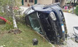 Monte San Giusto, auto finisce in una scarpata: tra le sei persone a bordo anche una bambina (FOTO)