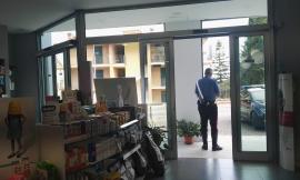 Rapina nella farmacia in via dei Velini, il marito della titolare: "Ha minacciato la dipendente con un martello"