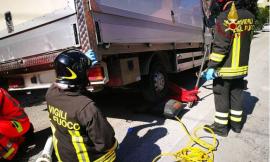 84enne rimane incastrata sotto a un furgone: trasportata a Torrette